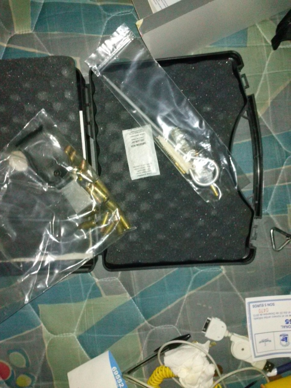 Una bolsa con balas, entre otros materiales. 