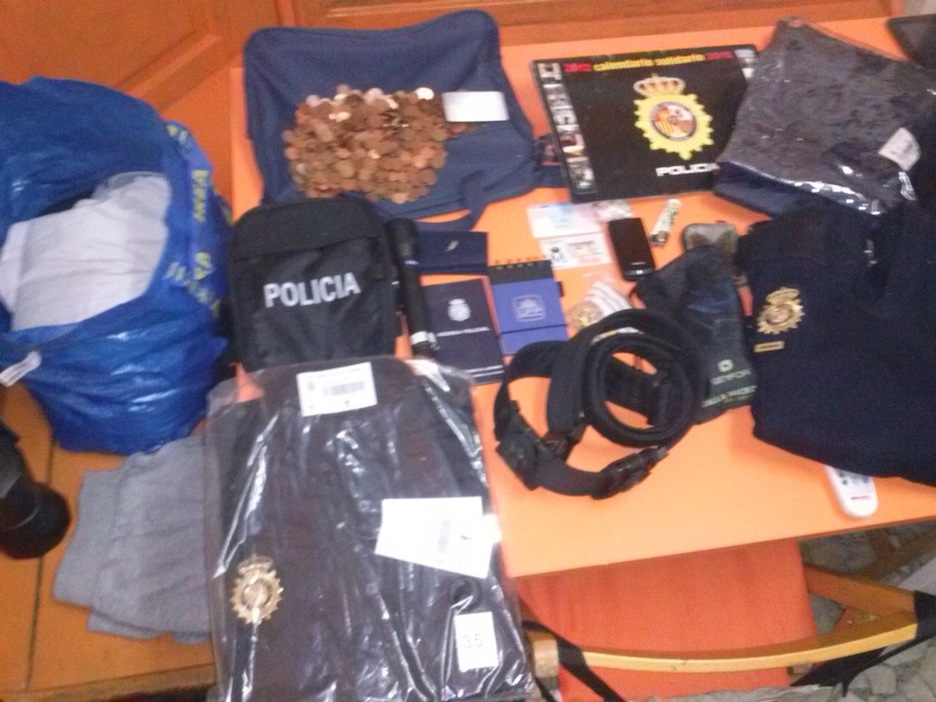 Diversos utensilios policiales.