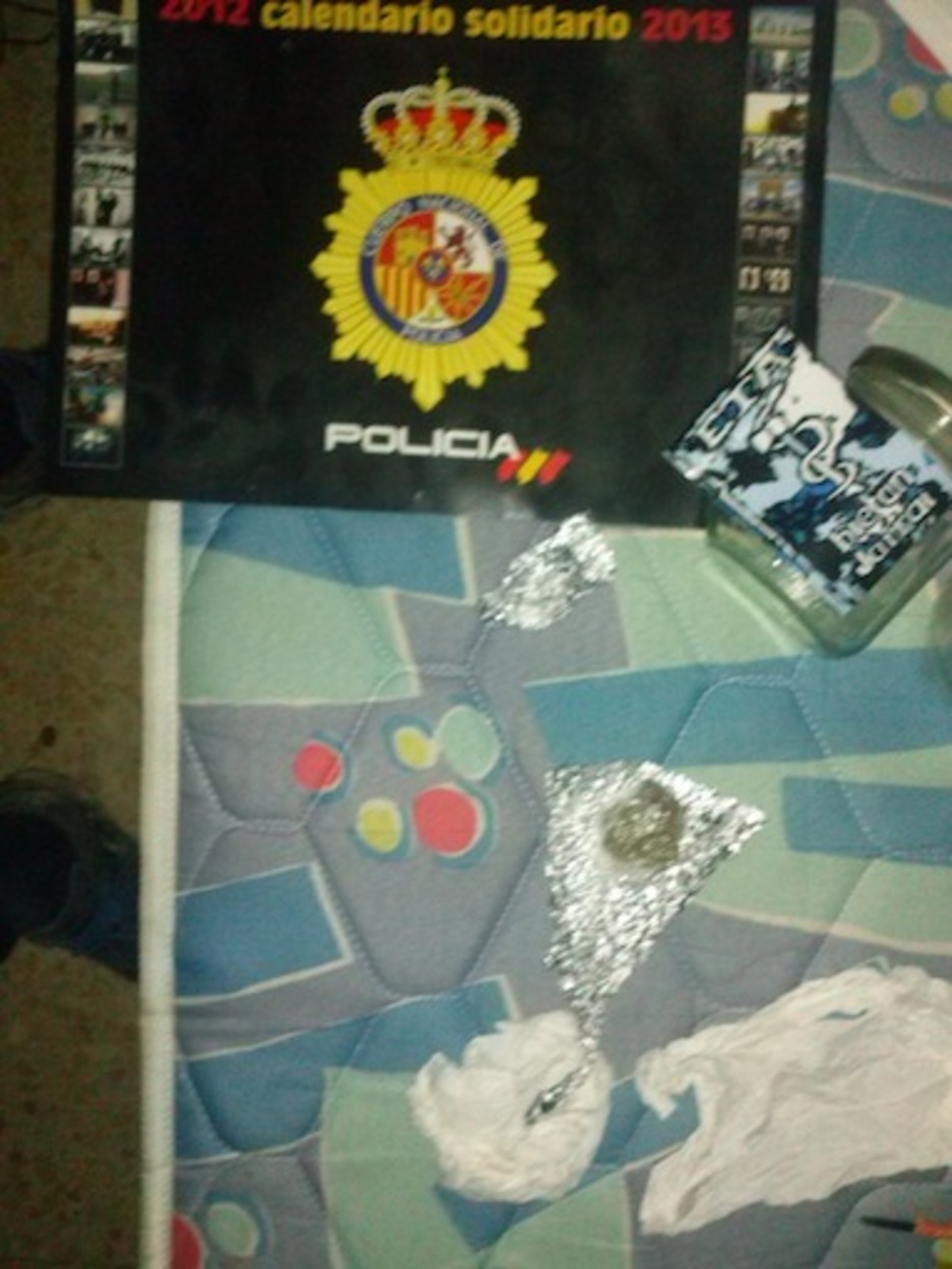 «Hierba» prensada, junto a una pegatina con el anagrama de ETA. 