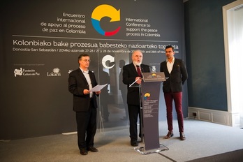 De izquierda a derecha, Ricardo Cannelli, Francie Molloy y Oscar Guardiola, durante la lectura de la declaración final. (Juan Carlos RUIZ/ARGAZKI PRESS)