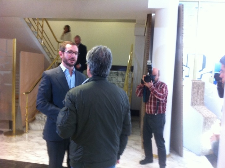 Javier Maroto conversa con el portavoz de la plataforma Ayudas+Justas. (@gara_iiriondo)