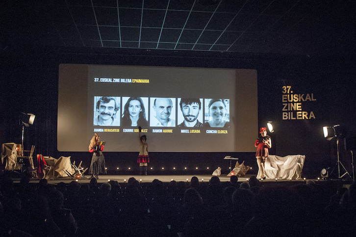 Aurtengo edizioaren hasiera ekitaldiko une bat, epaimahaia aurkeztu zutenekoa. (Euskal Zine Bilera)