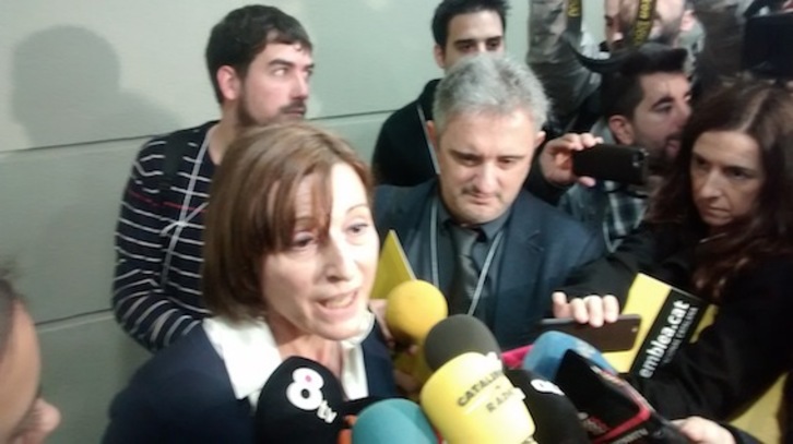 La presidenta de la ANC, Carme Forcadell, atiende a la prensa tras la presentación de la Declaración. (NAIZ.EUS)