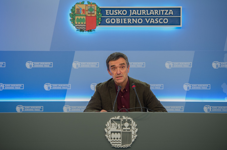 Jonan Fernandezek aurkeztu du proposamena. (Andoni CANELLADA / ARGAZKI PRESS)
