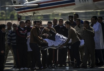 Mubarak, en su traslado del hospital militar donde se encuentra hasta la corte de justicia. (Khaled DESOUKI/AFP PHOTO)