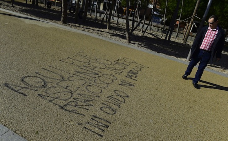 Pintada en el lugar de Madrid en el que recibió la paliza Francisco Romero. (Pierre-Philippe MARCOU / AFP)