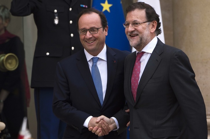 François Hollande y Mariano Rajoy se saludan al inicio de la cumbre franco-española. (Lionel BONAVENTURE/AFP) 