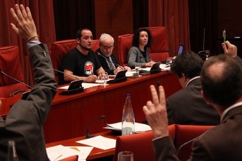 Imagen de archivo de una sesión de la comisión sobre el fraude fiscal, con el diputado de la CUP David Fernández de presidente. (PARLAMENT)