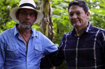 El líder guerrillero Pastor Alape y el general colombiano Rubén Darío Alzate. (AFP) 