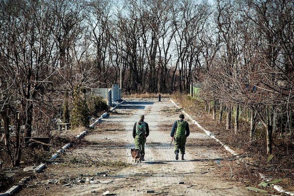 Dos soldados hacen patrulla en las inmediaciones del aeropuerto. (Juan TEIXEIRA)