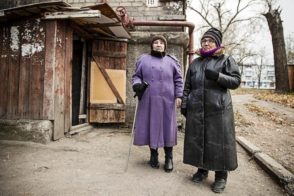 Alksandra y Zinaida, dos ancianas que no pueden huir de la zona y que malviven en el sótano de su casa por miedo a los bombardeos. (Juan TEIXEIRA)