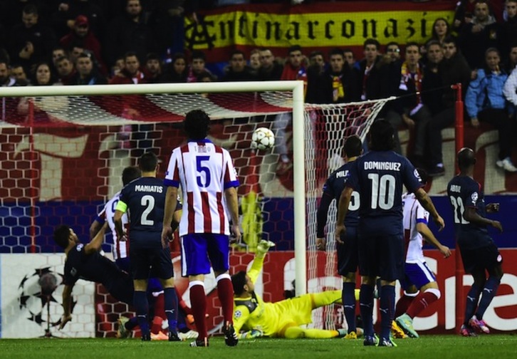 Un partido en el Calderón, con el fondo sur tras la portería. (Pierre-Phillipe MARCOU / AFP)