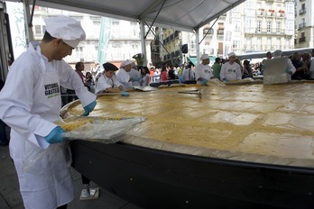 Uno de los chefs a las órdenes de González, realizando la tortilla. (Raul BOGAJO / ARGAZKI PRESS)