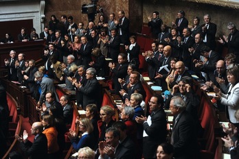 Diputados de izquierdas aplauden en el Parlamento francés tras la aprobación de la resolución a favor del Estado palestino. (Dominique FAGET/AFP)  
