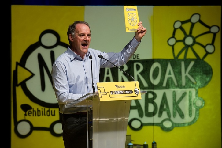 Adolfo Araiz, durante la presentación de la iniciativa de EH Bildu. (Iñigo URIZ/ARGAZKI PRESS)
