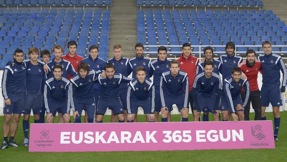 Realeko jokalariak ere euskararekin bat. (@RealSociedad)