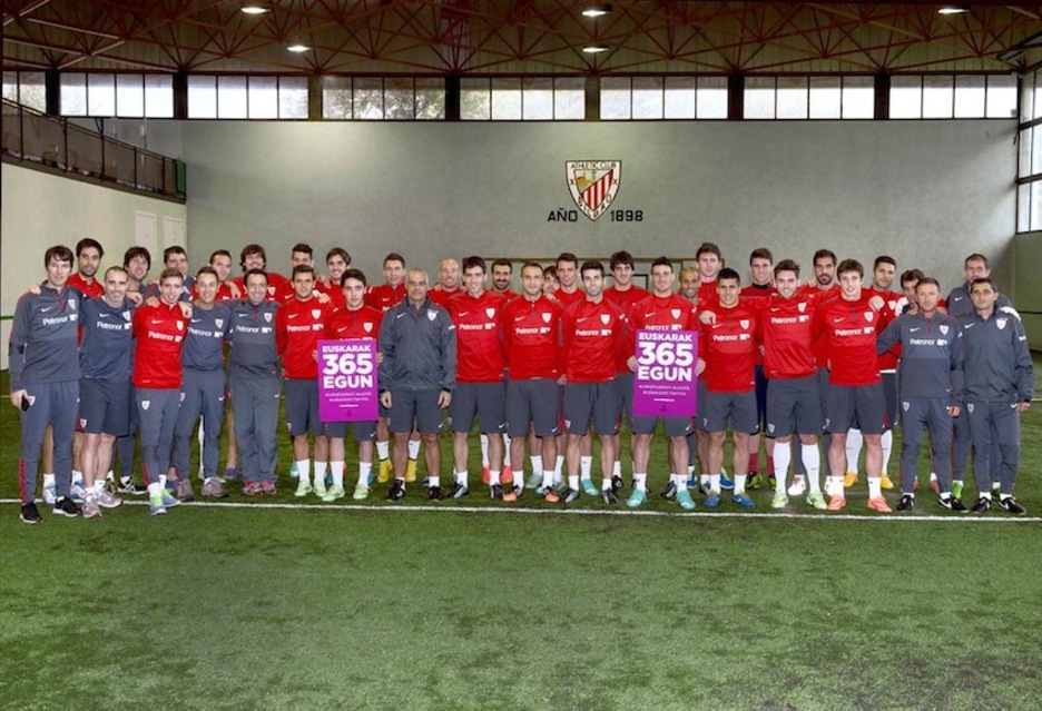 Athleticeko jokalari eta teknikariak, euskararen alde. (@AthleticClub)