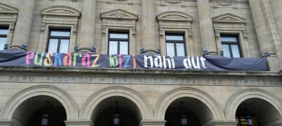 Gipuzkoako Foru Aldundian «euskaraz bizi nahi dut». (@GFA_berri)