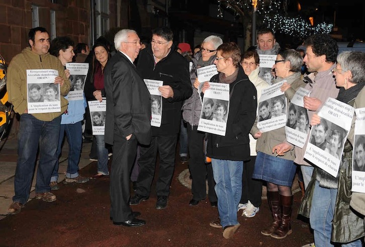 Julen Mujika eta Intza Oxandabaratzen atxiloketak salatzeko 2012an egin zuten elkarretaratzea. (Gaizka IROZ)