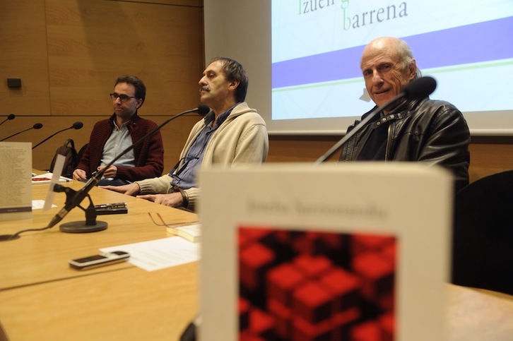 Harkaitz Cano, Joxe Mari Iturralde eta Jose Angel Irigaray izan dira Sarrionandiaren lanaren berrargitaralpenaren aurkezpenean. (Jon URBE/ARGAZKI PRESS) 