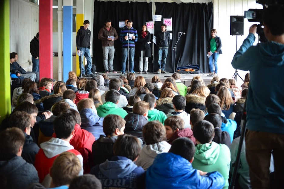 Baionako Etxepare Lizeoan euskal kulturaren aztarnak berreskuratu dituzte Lore Jokoen bidez. (Sylvain SENCRISTO)