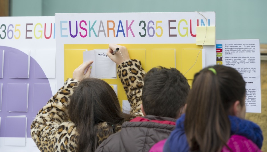 Horma-irudian ekarpenak egiten. (Jon URBE/ARGAZKI PRESS)