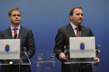 El primer ministro sueco, Stefan Löfven (derecha), en la comparecencia de hoy. (Pontus LUNDHAL / AFP) 