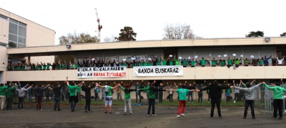 Baionako Bernat Etxepare Lizeoko ikasleek Baxoa euskaraz egin ahal izatea aldarrikatu dute. (BERNAT ETXEPARE LIZEOA)
