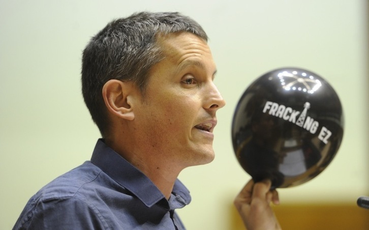 El parlamentario de EH Bildu Dani Maeztu ha mostrado un globo negro contra el fracking. (ARGAZKI PRESS)