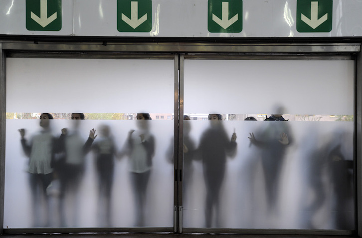 Ate joka, iazko Azokak ateak lehen aldiz zabaldu zituen egunean. (Marisol RAMIREZ)