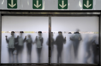 Ate joka, iazko Azokak ateak lehen aldiz zabaldu zituen egunean. (Marisol RAMIREZ)