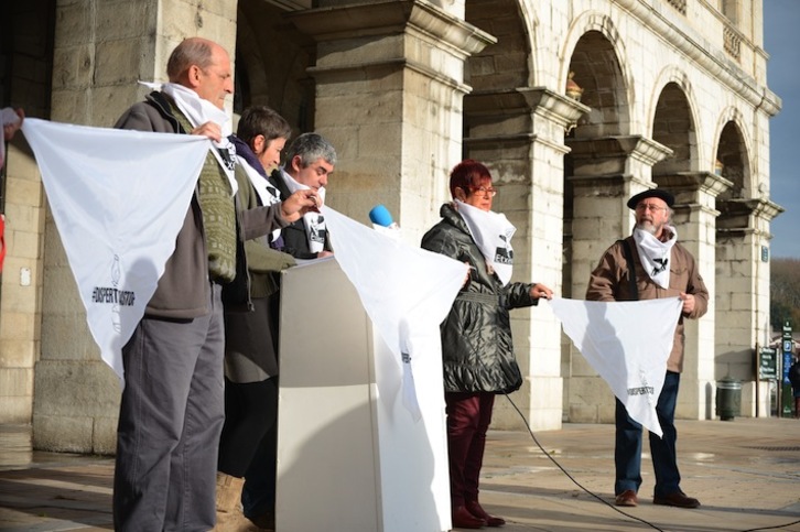 Gasteizen, Iruñean eta Baionan osatuko ditu Etxeratek zapi kateak. (Sylvain SENCRISTO)