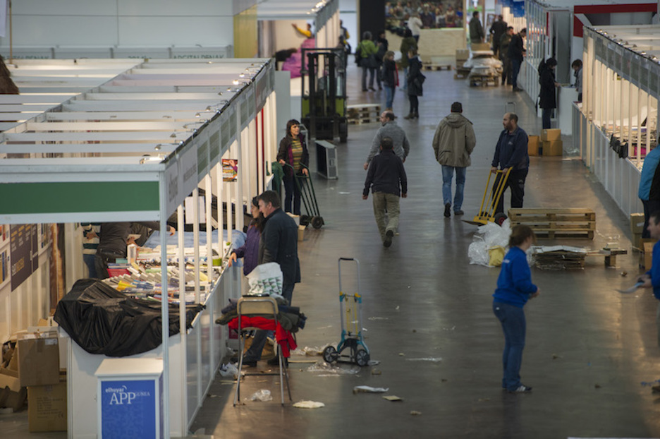 Jende joan-etorri handia izan da Azoka hasi bezperan, dena prest jartzeko.