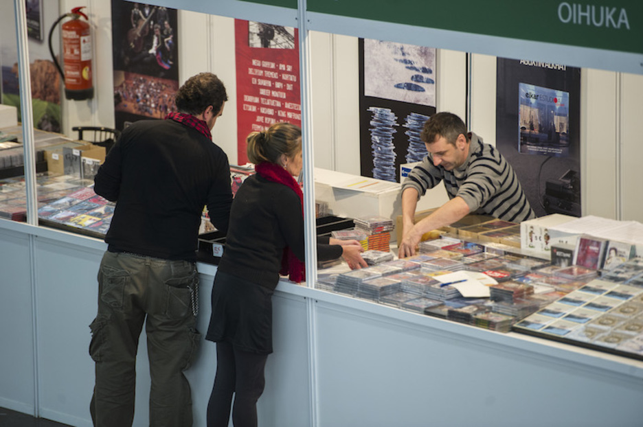 Eskaintza zabaldu den arren, liburuek eta diskoek nagusi izaten jarraitzen dute.