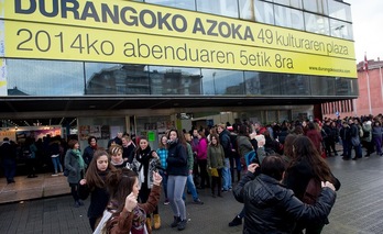 Ikasleek hartu dute Landako gunea Azoka ireki berritan. (Raul BOGAJO/ARGAZKI PRESS)