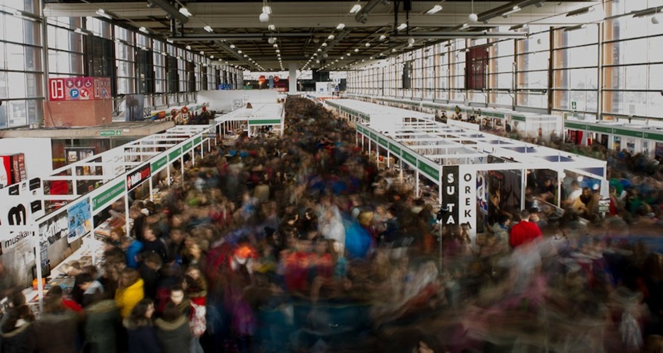 Landako gunea hartu dute ikasleek. (Raul BOGAJO/ARGAZKI PRESS) Landako gunea hartu dute ikasleek. (Raul BOGAJO/ARGAZKI PRESS)