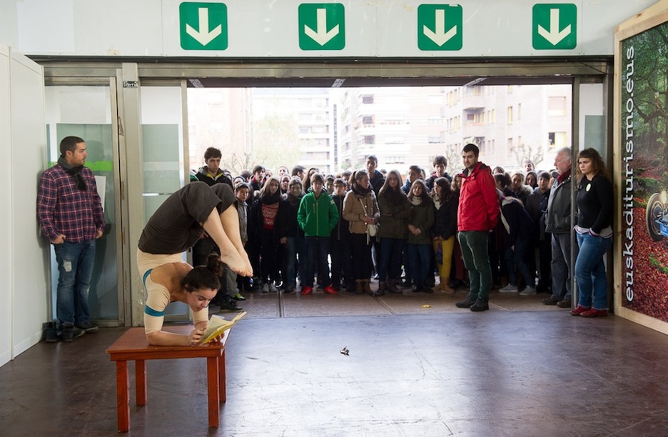 Kontortsionista baten ikuskizunarekin zabaldu ditu ateak Azokak. (Raul BOGAJO/ARGAZKI PRESS) Kontortsionista baten ikuskizunarekin zabaldu ditu ateak Azokak. (Raul BOGAJO/ARGAZKI PRESS)