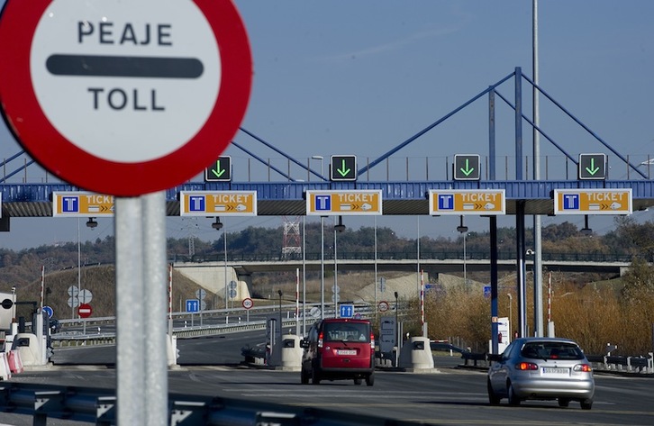 Peaje de la AP-1 en Etxabarri Ibiña. (Raúl BOGAJO/FOKU)