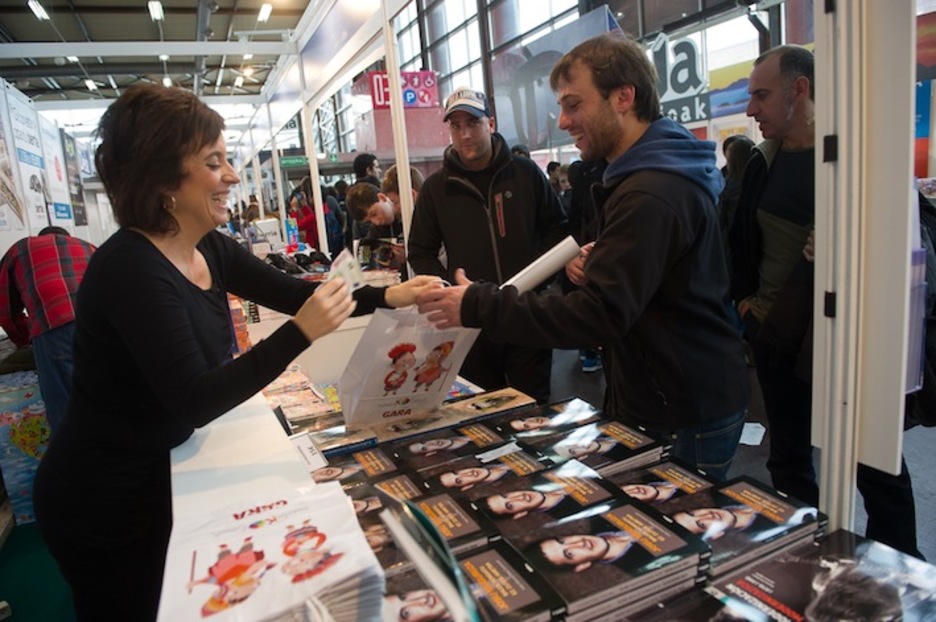 GARAren saltokian, etenik gabe lanean. (Raul BOGAJO/ARGAZKI PRESS) GARAren saltokian, etenik gabe lanean. (Raul BOGAJO/ARGAZKI PRESS)