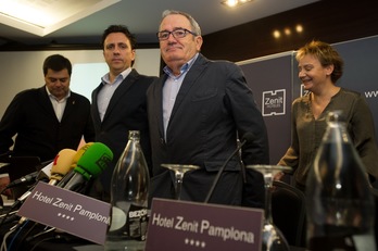 Luis Sabalza, con su nuevo equipo de trabajo. (Iñigo URIZ/ARGAZKI PRESS)