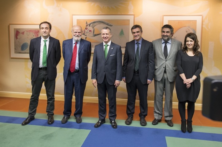 Iñigo Urkullu y Jonan Fernández, con los autores del informe. (IREKIA)