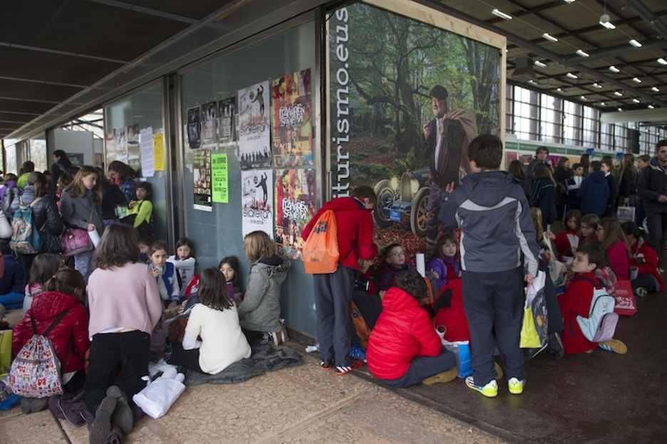 Gaztetxoak atsedena hartzen. (Raul BOGAJO/ARGAZKI PRESS) Gaztetxoak atsedena hartzen. (Raul BOGAJO/ARGAZKI PRESS)