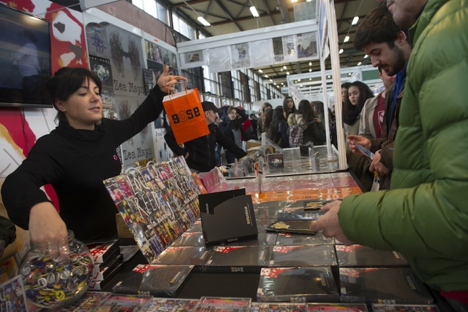 Gose taldeko Ines Osinaga, diskoak saltzen. (Raul BOGAJO/ARGAZKI PRESS) Gose taldeko Ines Osinaga, diskoak saltzen. (Raul BOGAJO/ARGAZKI PRESS)