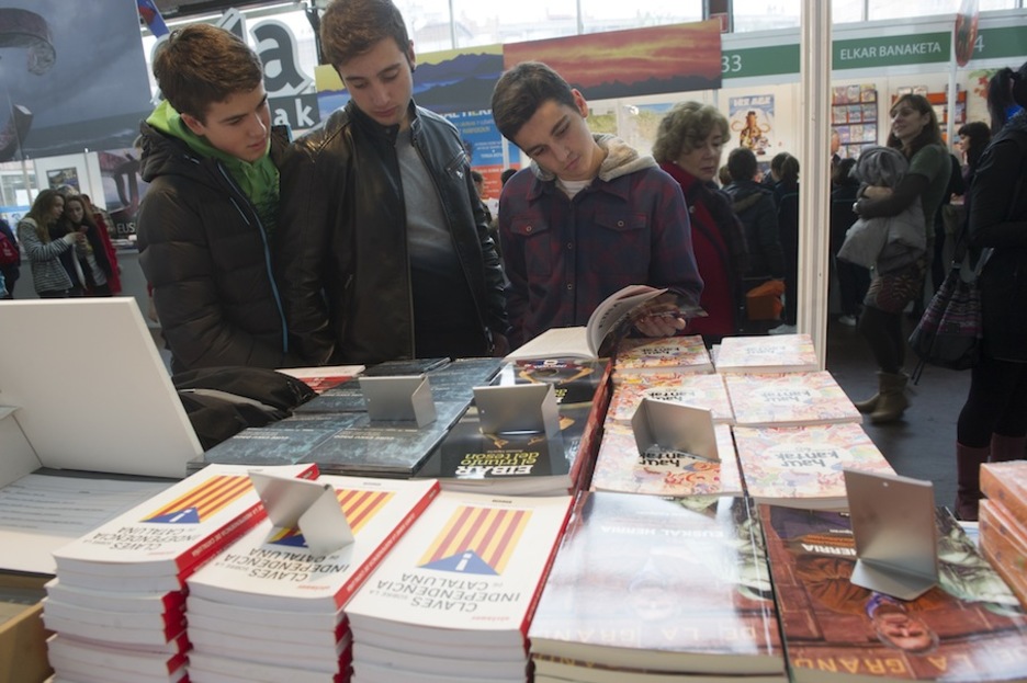 Gazte batzuk liburuei begira. (Raul BOGAJO/ARGAZKI PRESS) Gazte batzuk liburuei begira. (Raul BOGAJO/ARGAZKI PRESS)