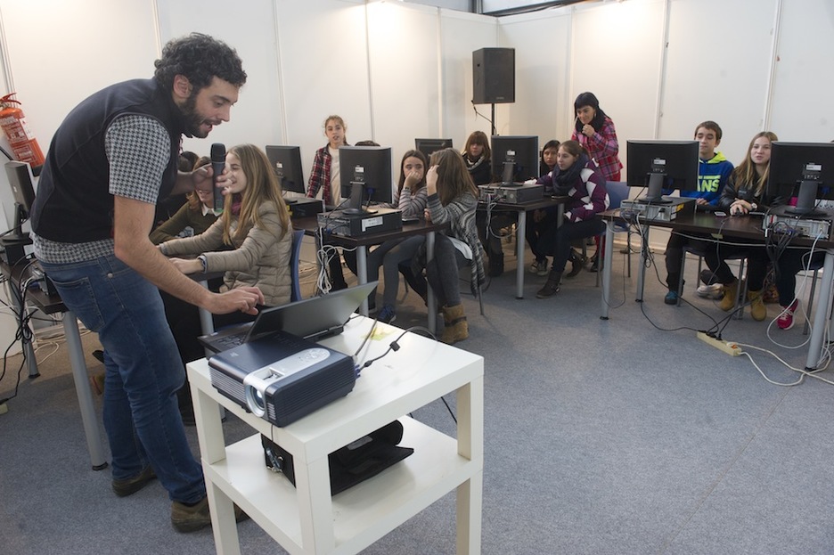 Gorka Julio programatzailea, gaztetxoei azalpenak ematen. (Raul BOGAJO/ARGAZKI PRESS) Gorka Julio programatzailea, gaztetxoei azalpenak ematen. (Raul BOGAJO/ARGAZKI PRESS)