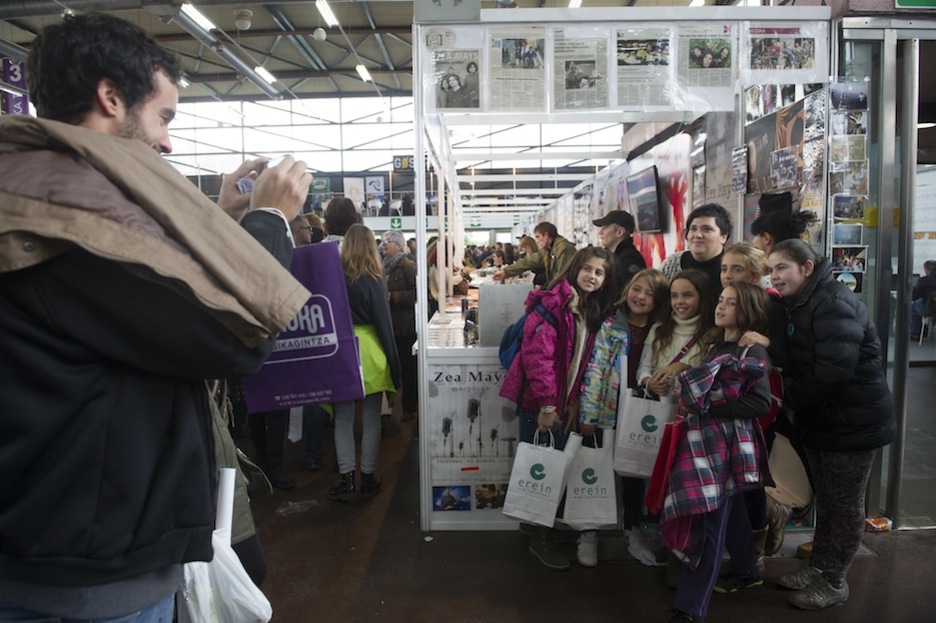 Aiora Renteria Zea Mayseko abeslariarekin argazkia. (Raul BOGAJO/ARGAZKI PRESS) Aiora Renteria Zea Mayseko abeslariarekin argazkia. (Raul BOGAJO/ARGAZKI PRESS)