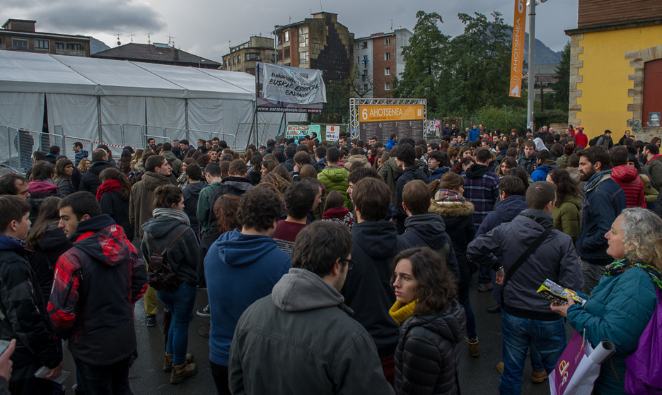 Ahotsenera sartzeko jendetza, Berri Txarrak ikusteko. (ARGAZKI PRESS) Ahotsenera sartzeko jendetza, Berri Txarrak ikusteko. (ARGAZKI PRESS)