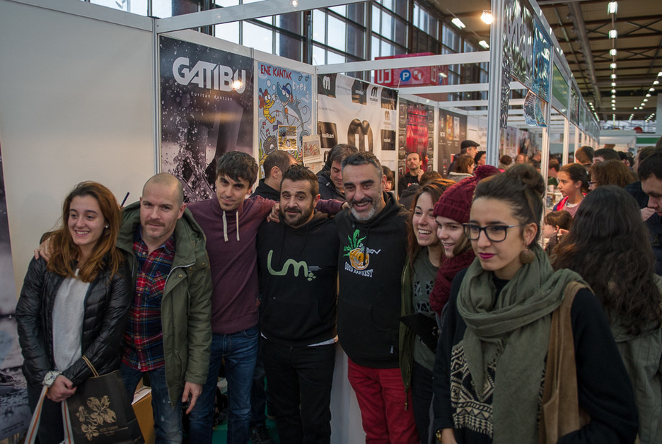 Gatibu taldeko kideak argazkiak ateratzen. (ARGAZKI PRESS) Gatibu taldeko kideak argazkiak ateratzen. (ARGAZKI PRESS)