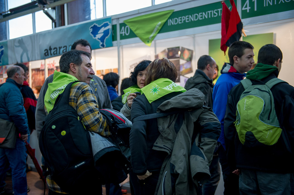 Independentistal sareko kideak giroa berotzen arratsaldeko manifestaziorako. (ARGAZKI PRESS) Independentistal sareko kideak giroa berotzen arratsaldeko manifestaziorako. (ARGAZKI PRESS)