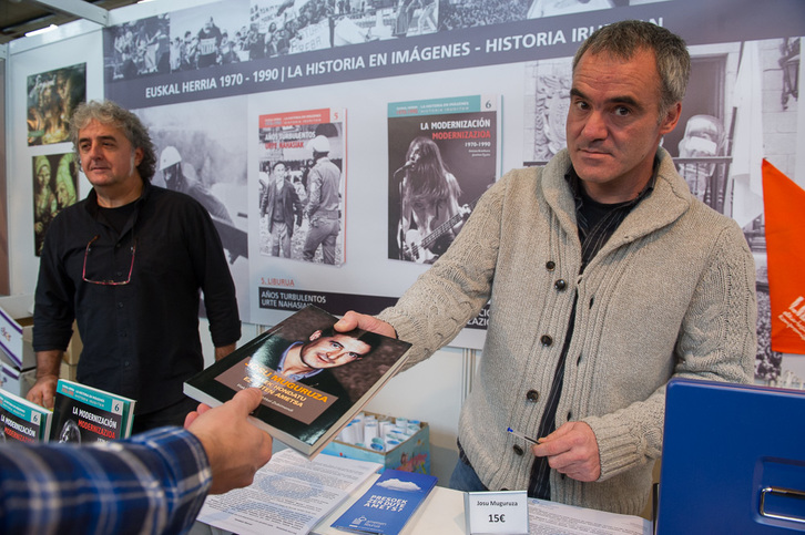 Mikel Zubimendi firmando libros en el stand de GARA. (ARGAZKI PRESS)